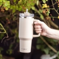 KLAUSBERG Kubek Termiczny 1100 ml z Uchwytem i Słomką Jasny Beż .webp